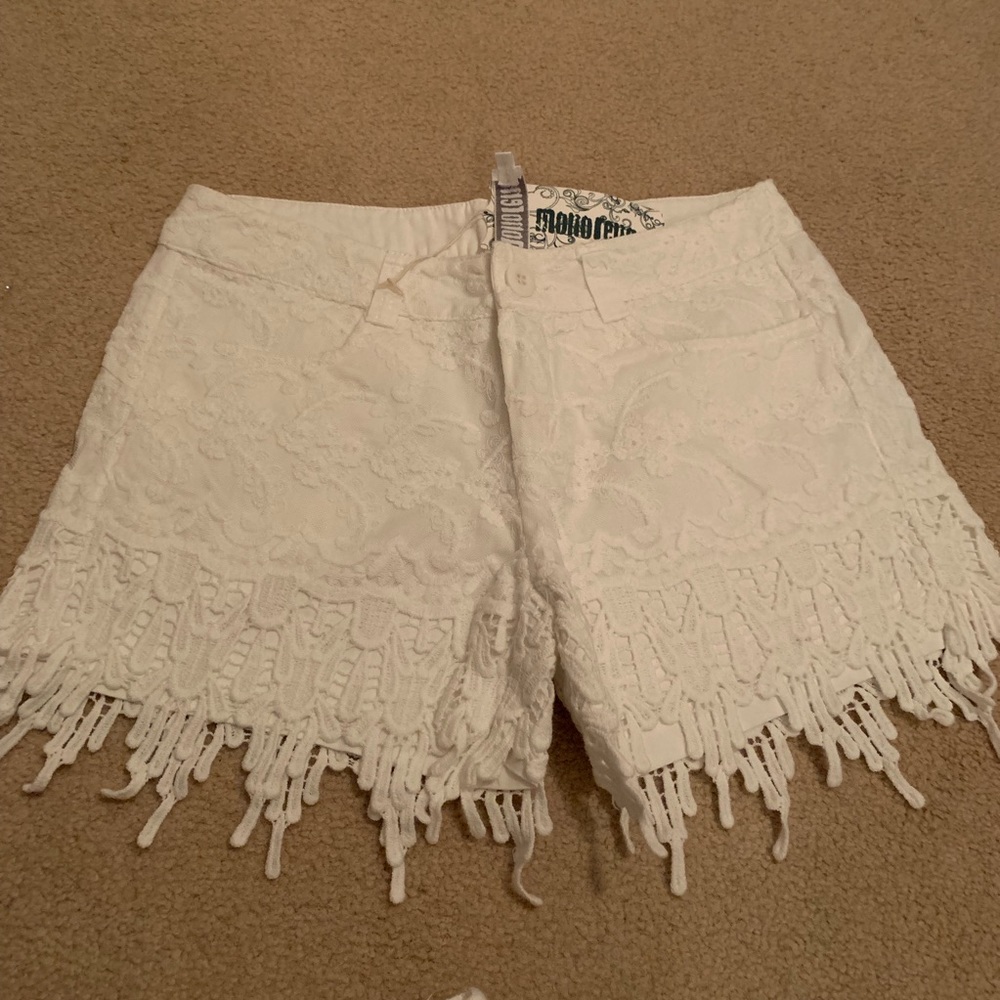 💕 White Lace Shorts